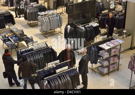 Herren Kleidung-Abschnitt in einem Kaufhaus Selfridges, Oxford Street, London, UK. Stockfoto