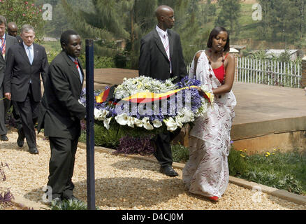 Der deutsche Bundespräsident Horst Köhler (3-L) hat einen Kranz an den Genozid-Denkmal in der Nähe von Kigali, Ruanda, Gisozi 6. Februar 2008 gelegt. Das Denkmal erinnert an einige 250.000 Menschen, die in den Massengräbern auf dem Gelände Ruhe gelegt wurden. Die Entdeckung von menschlichen Überresten, die als in den Massengräbern bestattet sind, weiterhin in Ruanda. Köhler und seine Frau bezahlen eine drei-Tages-vis Stockfoto