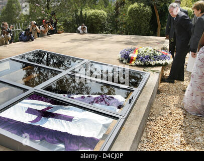 Der deutsche Bundespräsident Horst Köhler legt einen Kranz an den Genozid-Denkmal in der Nähe von Kigali, Ruanda, Gisozi 6. Februar 2008. Das Denkmal erinnert an einige 250.000 Menschen, die in den Massengräbern auf dem Gelände Ruhe gelegt wurden. Die Entdeckung von menschlichen Überresten, die als in den Massengräbern bestattet sind, weiterhin in Ruanda. Köhler und seine Frau bezahlen einen dreitägigen Besuch Nadia Stockfoto