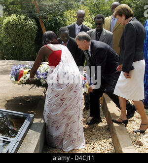 Der deutsche Bundespräsident Horst Köhler legt einen Kranz an den Genozid-Denkmal in der Nähe von Kigali, Ruanda, Gisozi 6. Februar 2008. Auf der rechten Seite abgebildet ist seine Frau Eva Koehler. Das Denkmal erinnert an einige 250.000 Menschen, die in den Massengräbern auf dem Gelände Ruhe gelegt wurden. Die Entdeckung von menschlichen Überresten, die als in den Massengräbern bestattet sind, weiterhin in Ruanda. Koe Stockfoto