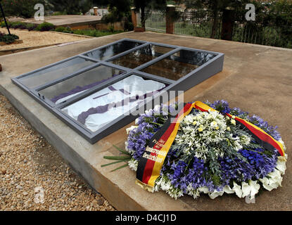 Der Kranz gelegt von Bundespräsident Horst Köhler ist abgebildete Kranz an den Genozid-Denkmal in der Nähe von Kigali, Ruanda, Gisozi 6. Februar 2008. Auf der rechten Seite abgebildet ist seine Frau Eva Koehler. Das Denkmal erinnert an einige 250.000 Menschen, die in den Massengräbern auf dem Gelände Ruhe gelegt wurden. Die Entdeckung von menschlichen Überresten, die sind als in den Massengräbern, noch Cont bestattet Stockfoto