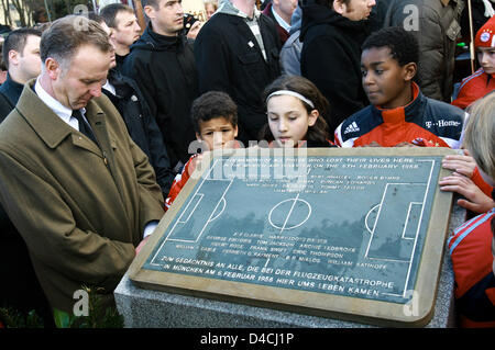 CEO von Bundesliga-Fußball-Verein FC Bayern München, Karl-Heinz Rummenigge (L), besucht die Gedenkfeier für die Opfer eines Flugzeugabsturzes vor 50 Jahren in München, 6. Februar 2008. Am 6. Februar 1958 stürzte die Flugzeug in Richtung London mit 44 Passagiere, einschließlich der englischen Fußballmannschaft Manchester United, kurz nach Abfahrt. Foto: TOBIAS HASE Stockfoto