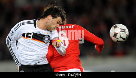 Deutschlands Michael Ballack (L) wetteifert um den Ball mit Österreichs Rene Aufhauser während der internationalen Freundschaftsspiel Österreich gegen Deutschland am Ernst-Happel-Stadion in Wien, 6. Februar 2008. Foto: PETER KNEFFEL Stockfoto