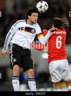 Deutschlands Michael Ballack (L) wetteifert um den Ball mit Österreichs Rene Aufhauser während der internationalen Freundschaftsspiel Österreich gegen Deutschland am Ernst-Happel-Stadion in Wien, 6. Februar 2008. Foto: PETER KNEFFEL Stockfoto