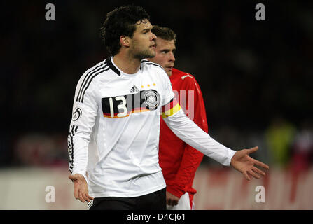 Deutschlands Michael Ballack macht eine Geste während der internationalen Freundschaftsspiel Österreich gegen Deutschland am Ernst-Happel-Stadion in Wien, 6. Februar 2008. Foto: Oliver Berg Stockfoto