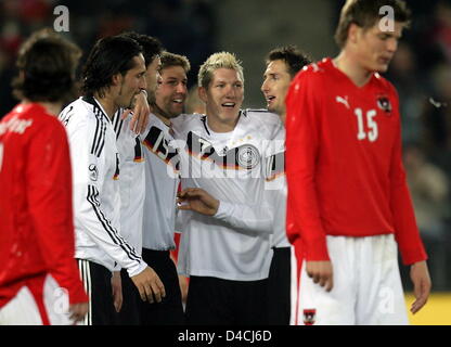 Kevin Kuranyi (L-R), Michael Ballack, Thomas Hitzlsperger, Bastian Schweinsteiger und Miroslav Klose Deutschlands feiern die 0-1 Gäste von Hitzlsperger während der internationalen freundlich match Österreich Vs Deutschland am Ernst-Happel-Stadion in Wien, 6. Februar 2008. Foto: Oliver Berg Stockfoto