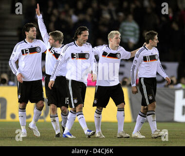 Deutschlands Michael Ballack (L-R), Thomas Hitzlsperger, Kevin Kuranyi, Bastian Schweinsteiger Und Miroslav Klose feiern das 0-2 Gäste von Klose während der internationalen freundlich match Österreich Vs Deutschland am Ernst-Happel-Stadion in Wien, 6. Februar 2008. Foto: Peter Kneffel Stockfoto