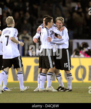 Bastian Schweinsteiger (L-R), Michael Ballack, Miroslav Klose und Thomas Hitzlsperger Deutschlands feiern die 0-1 Gäste von Hitzlsperger während der internationalen freundlich match Österreich Vs Deutschland am Ernst-Happel-Stadion in Wien, 6. Februar 2008. Foto: Peter Kneffel Stockfoto