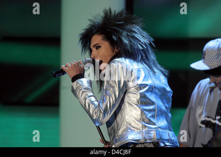 Bill Kaulitz der deutschen Teenie-pop-Band Tokio Hotel führt bei den 43. "Goldene Kamera" Awards in Berlin, Deutschland, 6. Februar 2008. Die "Goldene Kamera" wird verliehen durch den TV Magazin "Hoerzu". Foto: Peer Grimm Stockfoto