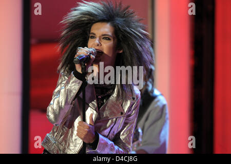 Bill Kaulitz der deutschen Teenie-pop-Band Tokio Hotel führt bei den 43. "Goldene Kamera" Awards in Berlin, Deutschland, 6. Februar 2008. Die "Goldene Kamera" wird verliehen durch den TV Magazin "Hoerzu". Foto: Peer Grimm Stockfoto