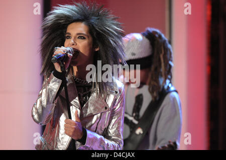 Bill Kaulitz der deutschen Teenie-pop-Band Tokio Hotel führt bei den 43. "Goldene Kamera" Awards in Berlin, Deutschland, 6. Februar 2008. Die "Goldene Kamera" wird verliehen durch den TV Magazin "Hoerzu". Foto: Peer Grimm Stockfoto