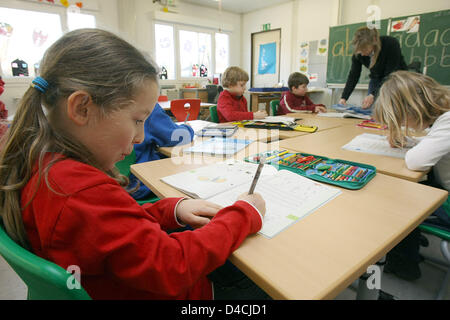 Schülerinnen und Schüler und ihre Lehrer lösen Aufgaben in Deutschlands erste Sport-Grundschule in Frieburg, Deutschland, 25. Januar 2008. Das Bildungsziel der Schule richtet sich an Bewegung mit den etablierten Inhalt der Lehre zu verbinden. Foto: Patrick Seeger Stockfoto