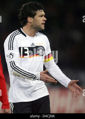 Deutschlands Michael Ballack macht eine Geste während der internationalen Freundschaftsspiel Österreich gegen Deutschland am Ernst-Happel-Stadion in Wien, 6. Februar 2008. Deutschland gewann das Spiel 3: 0. Foto: Oliver Berg Stockfoto