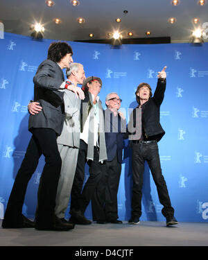 Die Rolling Stones Ron Wood, Charlie Watts, Keith Richards und Mick Jagger (L-R) und Regisseur Martin Scorsese (2-R) Pose während der Foto-Shooting für "Shine A Light" bei der 58. Internationalen Filmfestspiele Berlin in Berlin, Deutschland, 7. Februar 2008. Scorseses Konzert Film "Shine a Light" mit den Rolling Stones Auftakt des diesjährigen Festivals. 21 Filme nehmen Teil in th Stockfoto