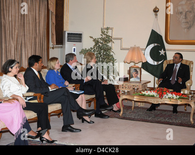 Der pakistanische Präsident Asif Ali Zardai trifft sich mit der US-Außenministerin Hillary Rodham Clinton, dem Unterstaatssekretär Otero, dem USAID-Administrator Shah, Botschafter Patterson und dem Sonderbeauftragten Holbrooke Stockfoto