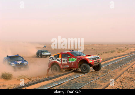 Französischen Rallye-Pilot Stephane Peterhansel Schritte seines Mitsubishi Pajero durch die Wüste und über die Gleise an der Rallye Dakar 7. Etappe von Zouérat nach Atar, Marokko, Freitag, 12. Januar 2007. Foto: Mitsubishi Motorsport Stockfoto