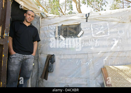 25-j hrige El Mostafa aus Marokko steht am Eingang zu seiner Hütte aus Paletten aus Holz, Pappe und Kunststoff Verkleidungen in El Ejido, Spanien, 9. Oktober 2007. El Mostafa ist einer der vielen Tagelöhner, die außerhalb der Stadt in eine so genannte "Chabola", fehlende sanitäre Einrichtungen, fließendes Wasser und rechtliche Strom lebt und arbeitet in den regionalen Gewächshäusern. Foto: Bodo Marks Stockfoto