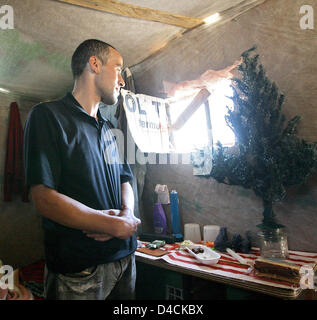 25-j hrige El Mostafa aus Marokko sieht aus dem Fenster in seiner Hütte aus Paletten aus Holz, Pappe und Kunststoff Verkleidungen in El Ejido, Spanien, 9. Oktober 2007. El Mostafa ist einer der vielen Tagelöhner, die außerhalb der Stadt in eine so genannte "Chabola", fehlende sanitäre Einrichtungen, fließendes Wasser und rechtliche Strom lebt und arbeitet in den regionalen Gewächshäusern. Foto: Bodo Marks Stockfoto