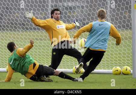 Borussia Dortmund (BVB) Torwart, Marc Ziegler (C), spart den Ball von Jakub "Kuba" Blaszczykowski (R) im Team Training in Dortmund, Deutschland, 4. Januar 2008. BVB wird bei seiner ersten Auswärtsspiel der Rückrunde der Bundesliga-Saison am 02 Februar MSV Duisburg Gesicht. Foto: Bernd Thissen Stockfoto