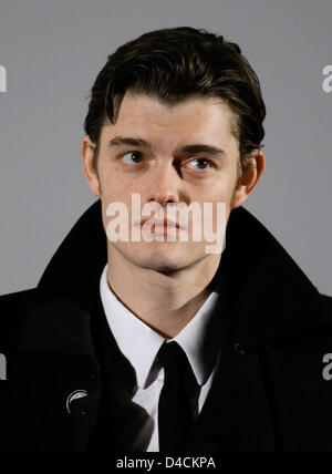 Britischer Schauspieler Sam Riley, nach der Premiere von "Control" im Kino der Kulturbrauerei in Berlin, Deutschland, 4. Januar 2008 abgebildet. Die schwarz-weißen Biopic über Ian Curtis (1956-1980), Sänger der Post-Punk-Band Joy Division, öffnet am 10. Januar in den deutschen Kinos. Ian Curtis beging Selbstmord im Mai 1980, kurz vor dem 24. Foto: Soeren Stache Stockfoto