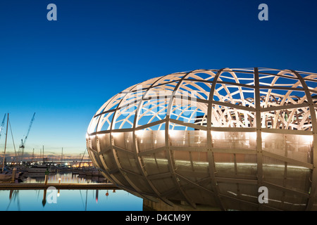 Die Webb Bridge in der Dämmerung beleuchtet.  Melbourne, Victoria, Australien Stockfoto