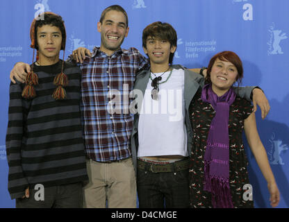 Mexikanische Schauspieler Diego Catano (L-R), Regisseur Fernando Eimbcke, Juan Carlos Lara und Daniela Valentine für Fotos auf ein Foto zu posieren fordern ihren Film "Lake Tahoe" bei der 58. Internationalen Filmfestspiele Berlin in Berlin, Deutschland, 9. Februar 2008. Der Film läuft im Wettbewerb um den goldenen und silbernen Bären auf der 58. Berlinale. Foto: Tim Brakemeier Stockfoto