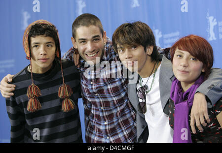 Mexikanische Schauspieler Diego Catano (L-R), Regisseur Fernando Eimbcke, Juan Carlos Lara und Daniela Valentine für Fotos auf ein Foto zu posieren fordern ihren Film "Lake Tahoe" bei der 58. Internationalen Filmfestspiele Berlin in Berlin, Deutschland, 9. Februar 2008. Der Film läuft im Wettbewerb um den goldenen und silbernen Bären auf der 58. Berlinale. Foto: Rainer Jensen Stockfoto