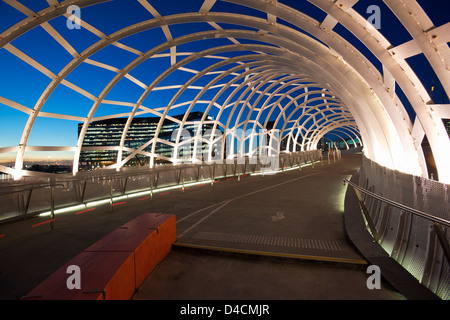 Die Webb Bridge in der Dämmerung beleuchtet.  Melbourne, Victoria, Australien Stockfoto