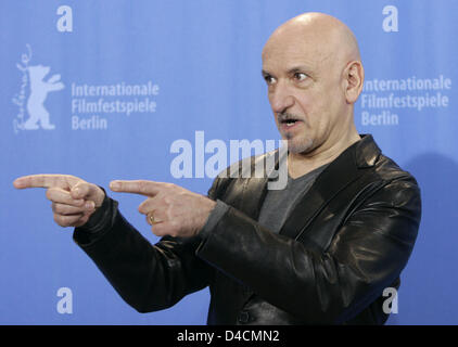 Britischer Schauspieler Sir Ben Kingsley stellt während des Telefonats Foto an seinem Film "Transsiberian" bei der 58. Internationalen Filmfestspiele Berlin in Berlin, Deutschland, 9. Februar 2008. Der Film läuft im besonderen auf der 58. Berlinale Panorama. Foto: Jörg Carstensen Stockfoto