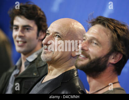 Britischer Schauspieler Sir Ben Kingsley (C), deutscher Schauspieler Thomas Kretschmann (R) und spanischen Schauspieler Eduardo Noriega (L) stellen während des Telefonats Foto auf ihrem Film "Transsiberian" bei der 58. Internationalen Filmfestspiele Berlin in Berlin, Deutschland, 9. Februar 2008. Der Film läuft im besonderen auf der 58. Berlinale Panorama. Foto: RAINER JENSEN Stockfoto