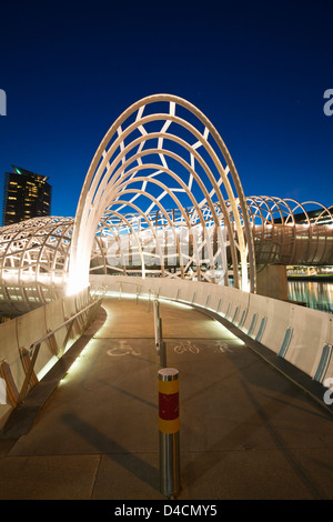 Die Webb Bridge in der Dämmerung beleuchtet.  Melbourne, Victoria, Australien Stockfoto