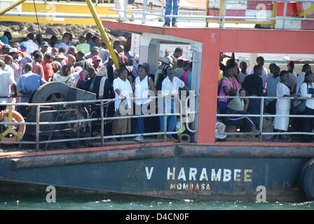 Das Bild zeigt eine überfüllte Fähre in Mombasa, Kenia, 1. Dezember 2007. Foto: Sandra Gaetke Stockfoto