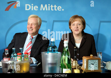 Bundeskanzlerin Angela Merkel und Hamburgs erster Bürgermeister Ole von Beust sind vor der CDU (Christdemokraten) Stuhl Sitzung in Hamburg, Deutschland, 11. Februar 2008 abgebildet. Die Partei will auf die Erhöhung der Kinderzulage auf den 1. Januar 2009 lösen. Foto: KAY NIETFELD Stockfoto