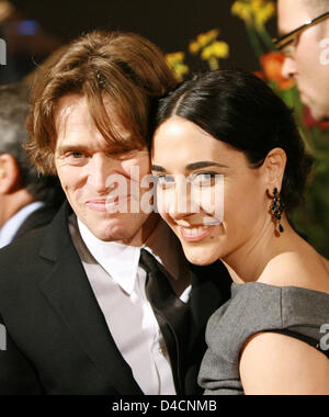 US-Schauspieler Willem Dafoe und seine Frau Giada Colagrande kommen bei der Premiere von "Glühwürmchen im Garten" bei der 58. Internationalen Filmfestspiele Berlin in Berlin, 11. Februar 2008. Der Film läuft in den regulären Wettkampf bei der 58. Filmfestspiele von Berlin. Foto: JENS KALAENE Stockfoto