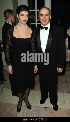Garry Kasparov (R), russischen oppositionellen Aktivisten und legendären Schachgroßmeister, kommt mit seiner Frau Daria für die Charity-Gala "Cinema for Peace" in Berlin, Deutschland, 11. Februar 2008. Die jährlichen Charity-Event findet statt im Rahmen der 58. Berlinale. Foto: Soeren Stache Stockfoto
