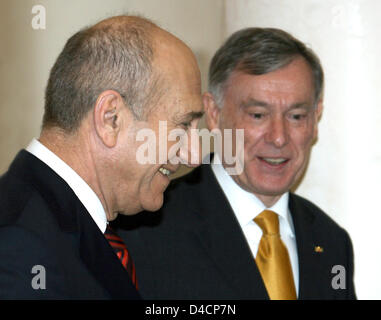 German President Horst Koehler (R) begrüßt israelische Ministerpräsident Ehud Olmert (L) auf Schloss Bellevue in Berlin, Deutschland, 12. Februar 2008. Herr Olmert ist bei einem dreitägigen Besuch in Berlin. Foto: STEPHANIE PILICK Stockfoto