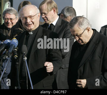 Scheidender Vorsitzender der Deutschen Bischofskonferenz Konferenz (DBK) Karl Cardinal Lehmann (R) und eingehende DKB-Vorsitzende, Erzbischof Robert Zollitsch (L) während Zollitsch offiziell an die Medien als neuer Vorstandsvorsitzender der DBK während ihrer Feder-Convention in Würzburg, Deutschland, 12. Februar 2008 eingeführt wird. Der 69 Jahre alte Erzbischof von Freiburg wurde Nachfolger Karl Cardinal Lehmann gewählt Stockfoto