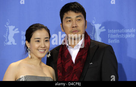 Südkoreanische Schauspielerin Eun-Hye Park (L) und Schauspieler Young-Ho Kim (R) Lächeln während das Foto fordern ihren Film "Night and Day" bei der 58. Internationalen Filmfestspiele Berlin in Berlin, Deutschland, 12. Februar 2008. Der Film läuft im Wettbewerb um die Silber und goldenen Bären der 58. Berlinale. Foto: PEER GRIMM Stockfoto