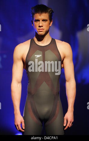 Thomas Rupprath Deutschlands trägt den neue Hightech-Badeanzug LZR Racer von Speedo bei einer Präsentation in London, Vereinigtes Königreich, 12. Februar 2008. Wegen seiner speziellen Stoff ist der neue Badeanzug weniger Wasserwiderstand als vergleichbare Anzüge. Speedo feierte seine Einführung in den Markt an vier Orten zur gleichen Zeit. Foto: Bernd Thissen Stockfoto