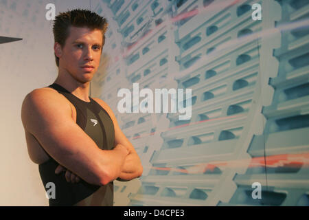 Thomas Rupprath Deutschlands trägt den neue Hightech-Badeanzug LZR Racer von Speedo bei einer Präsentation in London, Vereinigtes Königreich, 12. Februar 2008. Wegen seiner speziellen Stoff ist der neue Badeanzug weniger Wasserwiderstand als vergleichbare Anzüge, Schwimmer, schnellere Zeiten Uhr ermöglichen. Foto: Bernd Thissen Stockfoto