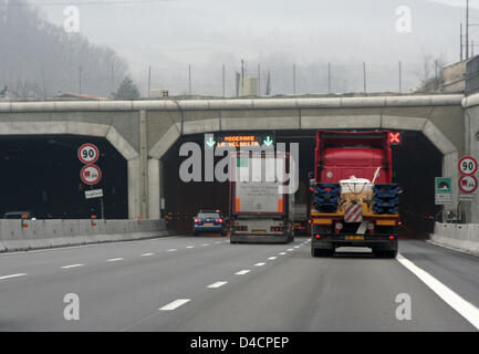 Das Bild zeigt einen Autobahntunnel zwischen Bologna und Florenz, Italien, 30. Januar 2008. Foto: Lars Halbauer Stockfoto