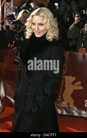 Pop-Superstar Madonna kommt auf dem roten Teppich zur Premiere ihres Films "Dreck und Weisheit" an der 58. Internationalen Filmfestspiele Berlin in Berlin, Deutschland, 13. Februar 2008. Madonnas erste Film als Regisseur läuft im Panorama Special Abschnitt auf der 58. Berlinale. Foto: Jörg Carstensen Stockfoto