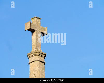 Steinkreuz Spitze der Builth Wells War Memorial. Stockfoto