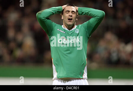 Bremens Hugo Almeida macht eine Geste in den UEFA-Cup Runde der letzten 32 Werder Bremen Vs Portugiesisch SC Braga im Weser-Stadion in Bremen, Deutschland, 13. Februar 2008 entsprechen. Bremen gewann das Spiel 3: 0. Foto: Carmen Jaspersen Stockfoto