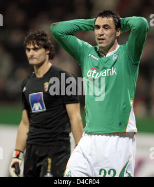 Bremer Hugo Almeida (R) und Bragas Paulo Santos sind abgebildet in den UEFA-Cup Runde der letzten 32 entsprechen Werder Bremen Vs Portugiesisch SC Braga im Weser-Stadion in Bremen, Deutschland, 13. Februar 2008. Bremen gewann das Spiel 3: 0. Foto: Carmen Jaspersen Stockfoto