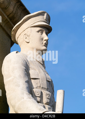 Builth Wells War Memorial Steinfigur des ein Mann des Militärs. Stockfoto