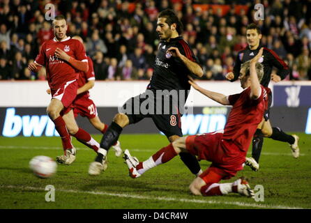 Bayern Luca Toni (C) Ergebnisse 2-2 mit dem zweiten versuchen nach einem blockierten Elfmeter während einer Fußball-UEFA-Cup-match gegen Aberdeen im Pittodrie Stadium, Aberdeen, Schottland, 14. Februar 2008. Foto: MATTHIAS SCHRADER Stockfoto