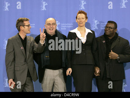 Britische Schauspielerin Tilda Swinton (2-R), Komponist Simon Fisher Turner (L-R), ausführender Produzent James Mackay und Regisseur Isaac Julien während der Foto-Shooting auf ihren Film "Derek" bei der Berlinale in Berlin, Deutschland, 15. Februar 2008 darstellen. Der Film läuft im Wettbewerb "Panorama Dokumente" auf der 58. Berlinale. Foto: Jörg Carstensen Stockfoto