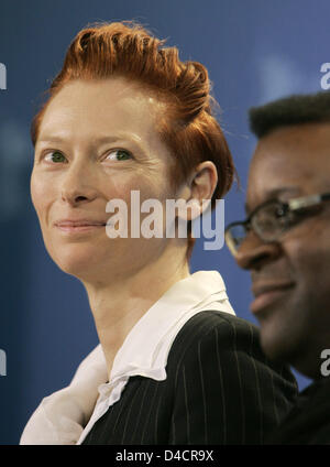 Britische Schauspielerin Tilda Swinton (L) und Regisseur Isaac Julien Lächeln während der Foto-Shooting auf ihren Film "Derek" bei der Berlinale in Berlin, Deutschland, 15. Februar 2008. Der Film läuft im Wettbewerb "Panorama Dokumente" auf der 58. Berlinale. Foto: Jan Woitas Stockfoto