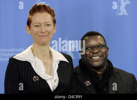 Britische Schauspielerin Tilda Swinton (L) und britische Regisseur Isaac Julien (R) Lächeln während der Foto-Shooting auf ihren Film "Derek" bei der Berlinale in Berlin, Deutschland, 15. Februar 2008. Der Film läuft in der Rubrik "Panorama Dokumente" auf der 58. Berlinale. Foto: Jörg Carstensen Stockfoto